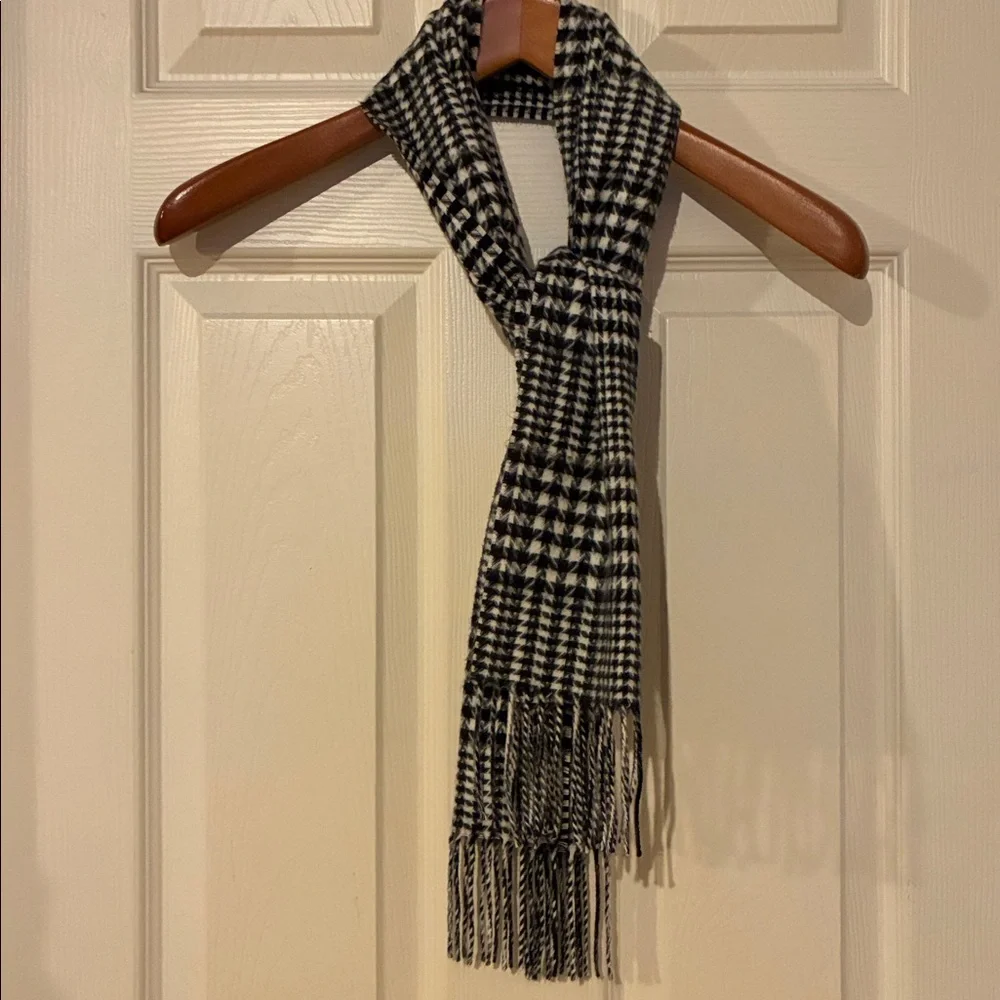 Cashmink by V. Fraas Black and White Houndstooth Acrylic Scarf with fringe